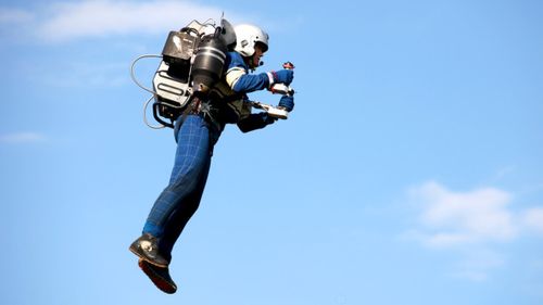 目前世界上最轻便的喷气式飞行背包