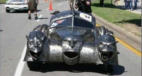 头部3个非常霸气的怪兽头像,这样真是超出很多人想象的一款车,这样的