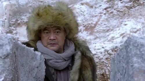 林海雪原:土匪受伤倒地,郑三炮还见死不救,这梁子结下了!