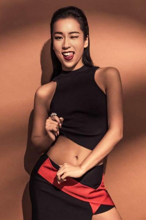 整个人十分显老,而且整体看起来十分生硬;而吉克隽逸是深色的皮肤,穿