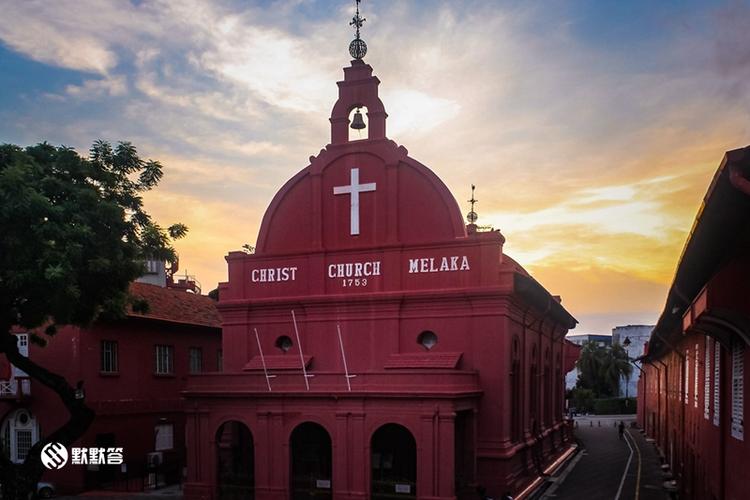 后面则是红屋基督教堂「christ church」,他建于1753年.