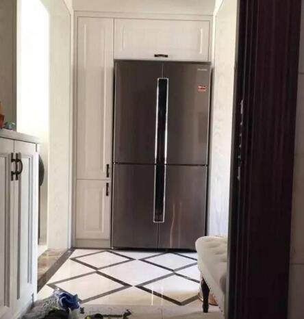 进门玄关,由于厨房比较小,只能把冰箱移到门口了.