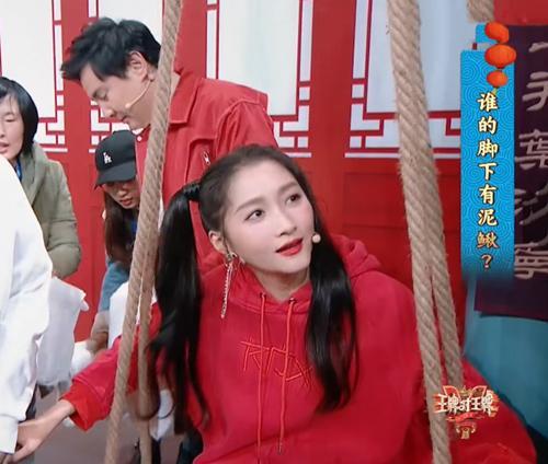 关晓彤踩泥鳅上跳舞,当镜头扫过她的脚时,网友:这脚被天使吻过