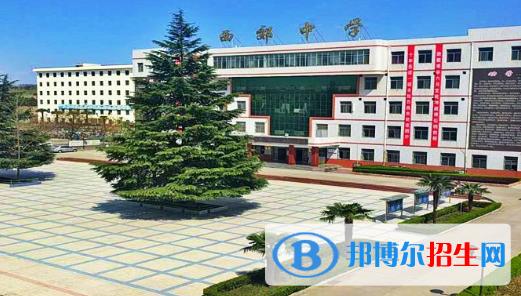 兴平市西郊高级中学创建于1941年,是一所具有悠久历史和光荣传统的