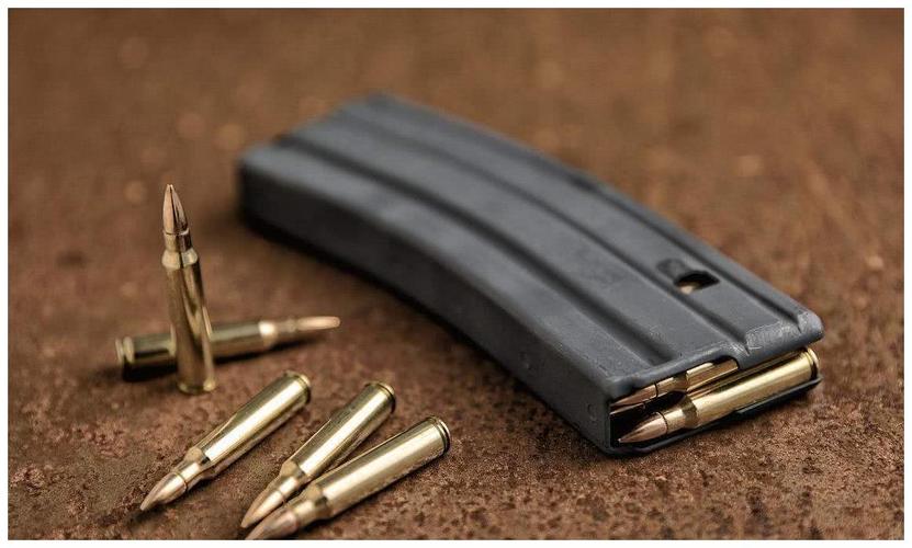 战场上,用完的空弹匣能直接扔吗?老兵:不想活你就扔