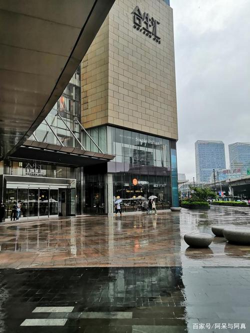 上海杨浦区街拍:雨中的五角场