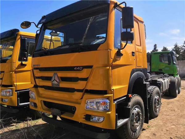 440马力豪沃8米车厢自卸车