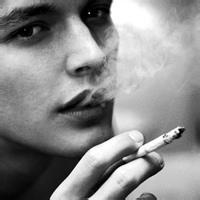 吸烟的男生黑白头像抽烟男生伤感头像黑白