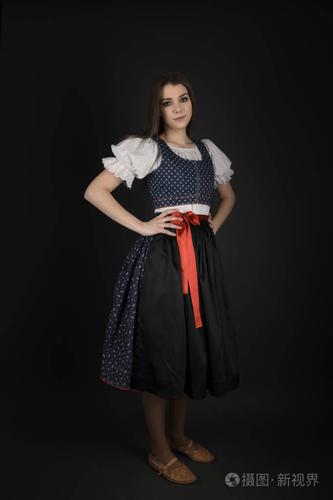 穿着传统服装的年轻美丽的斯洛伐克女人