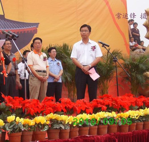 政府县长王现坤(右一)主持仪式;右三为市宗教局长路群良