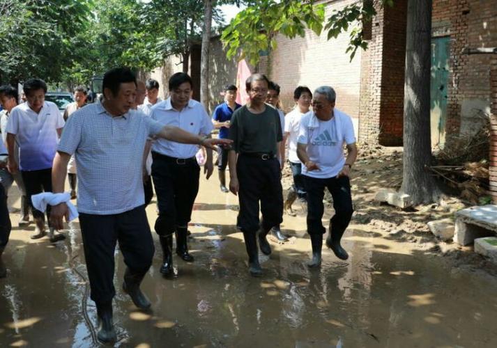 市政协副主席赵子庆,市审计局党组书记,局长关峰向市委书记张古江汇报