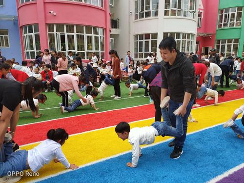 亲子游戏小推车增强手臂力量,提高平衡协作能力