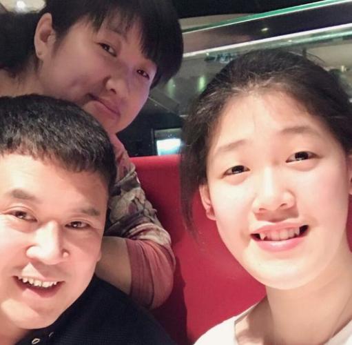 李盈莹为啥牛帅哥老爸是小城工人她9岁离家靠自己打拼买房
