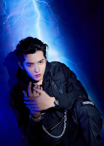 简介:吴亦凡黑色系街头风写真图片,分享一组吴亦凡图片给大家,图中的