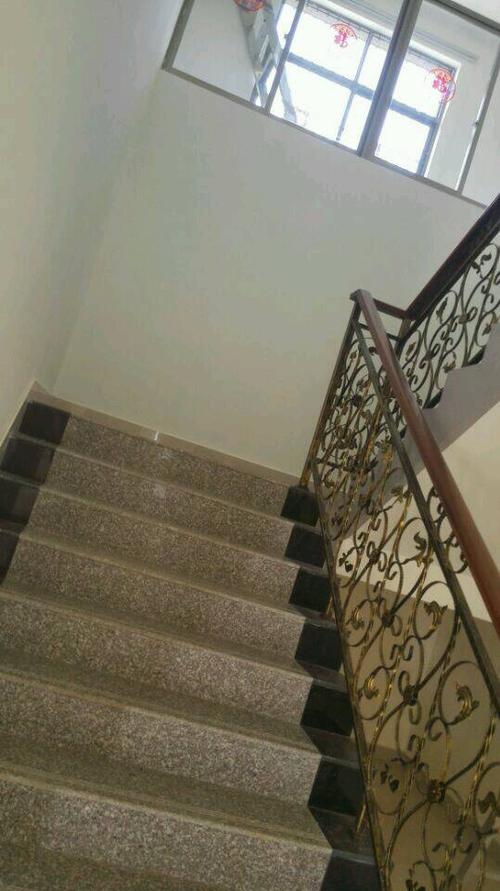 楼梯做的比较宽,主要是有地方可以挥霍