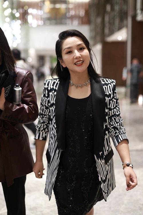 何洁的"肉感"身材还挺有韵味,穿长西装配短裙,却有点显胖