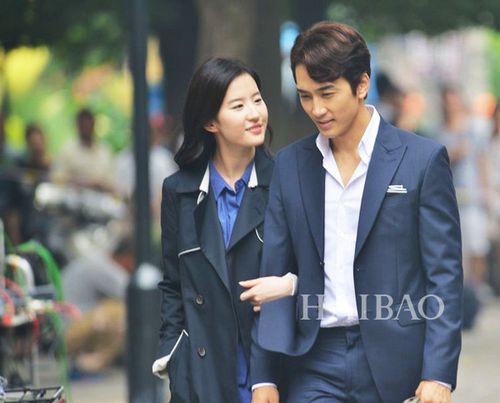 去年刘亦菲,宋承宪合作电影《第三种爱情》相识,二人在片中有一段曲折