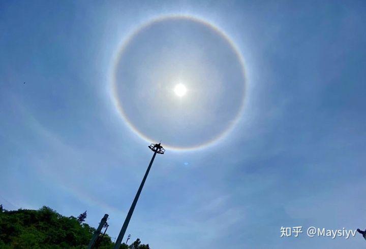 太阳周围 出现一圈彩虹光晕,光圈内亮度比光