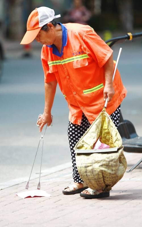 "桑拿天"里的最美身影:最美劳动者