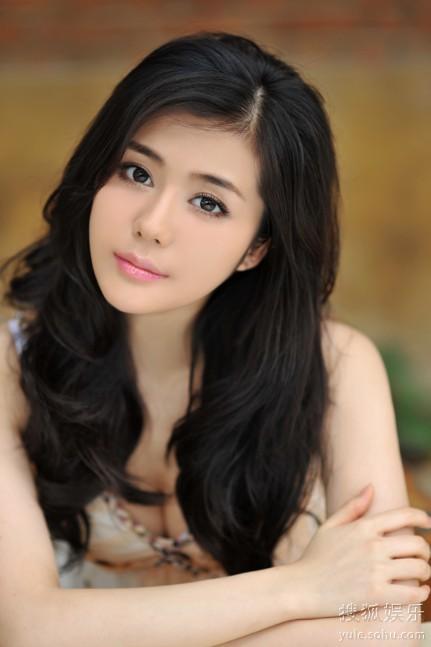 汤晶媚我是特种兵穿的白色连衣裙冬天穿的连衣裙