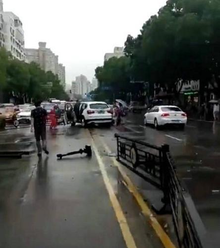 女子租法拉利458,雨天失控撞护栏,还碰了宝马x3,维修费百万!