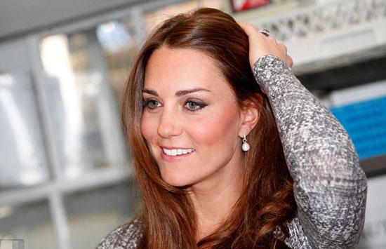 凯特王妃孕后亮相 踩高跟小腹微隆幸福洋溢(图)
