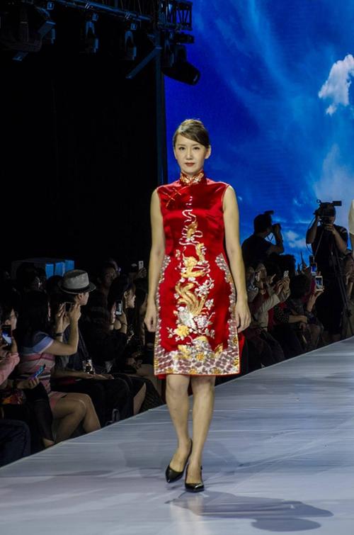 2018北京时装周 云上绣娘:饱含母爱之光芒"亮相王府井"