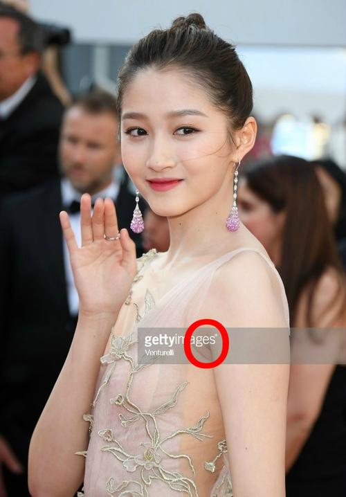 关晓彤演绎黑暗芭比风又遭吐槽,她这个身材bug比美腿更抢眼