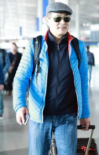 65岁濮存昕戴"老人帽"精气神佳 笑意盈盈超低调