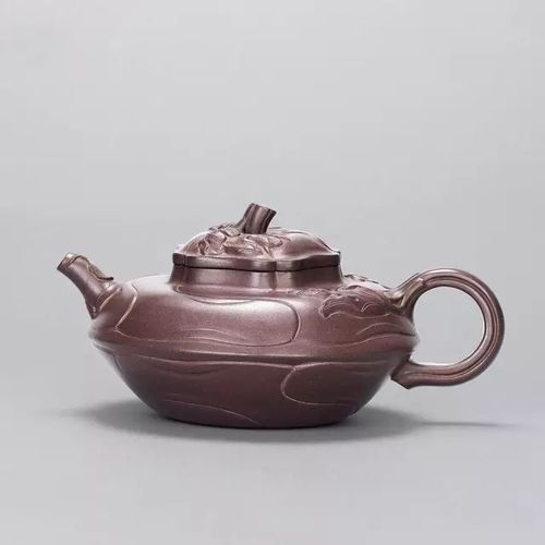 作者与杨凤年同辈,基于前者,陈伯芳款风卷葵更为成熟灵动.