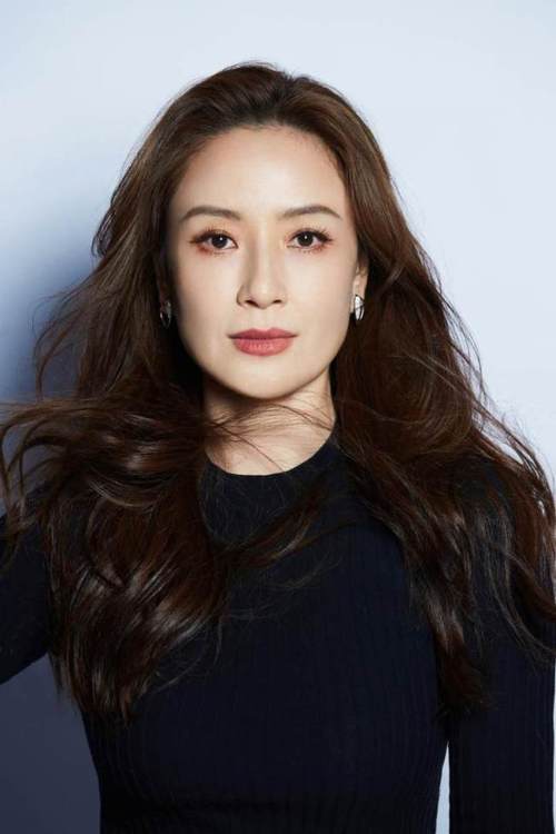 演员孙宁秋冬写真简约大方突显温柔气息