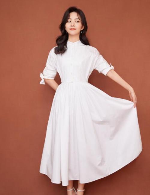 在波浪长发发型中,谭松韵化上一个精致成熟的妆容,看起来有十足十的轻