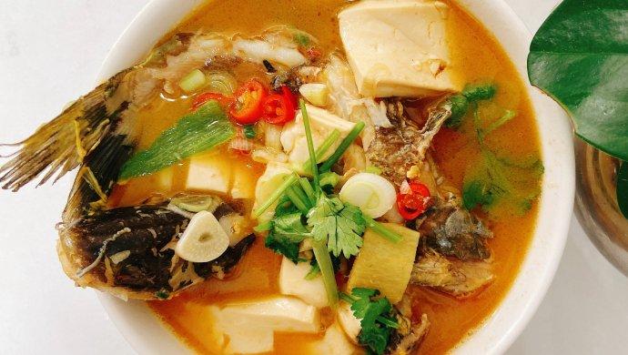  p>鱼杂炖豆腐是一道菜名,用豆腐和鱼杂做成,属于家常菜. /p>