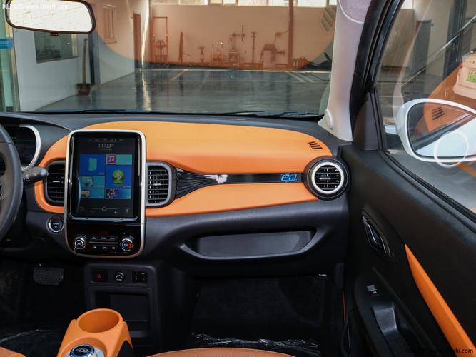 汽车图片 奇瑞 小蚂蚁 2018款 小蚂蚁400 智享版 4座  奇瑞白 内饰