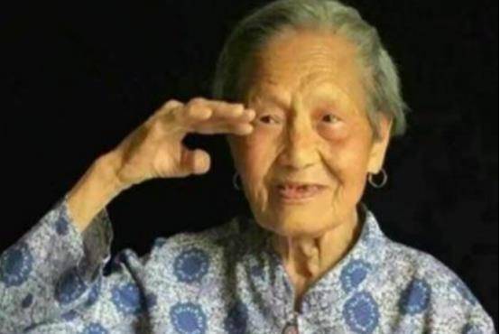杨平是黄埔6期的军官,年纪轻轻便因为有学历有能力,成为了上级重点