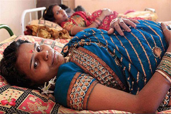 印度女人想怀孕生孩子集体躺在大街上网友让人难以接受