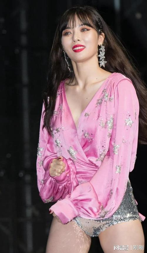 金泫雅,就是yyds!再加上性感的身材,这让她在舞台上更加备受瞩目!