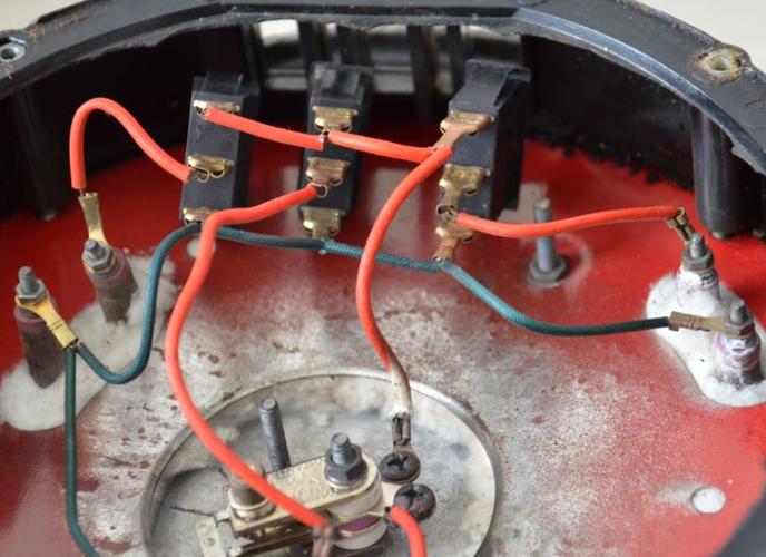 电热锅底部线路是怎样连接的