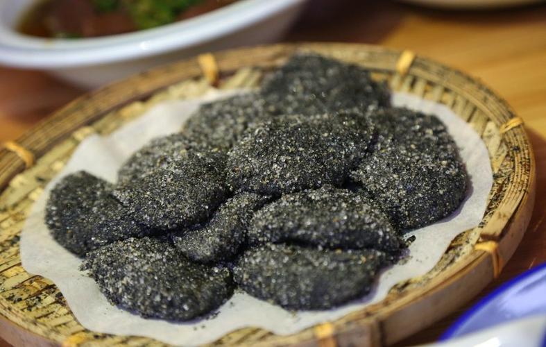 芝麻糍粑,口味偏甜,虽然是推荐较高的菜,但我依旧觉得齁的慌,不过炜奇