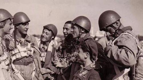 意大利在二战中闹出的笑话简直不要太多,1944年他们被同盟国俘虏起来