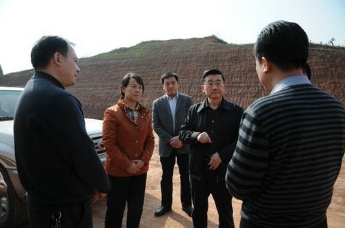 图为张晓燕副厅长(左二)在南充市委常委冯斌(右二)的陪同下在南大梁