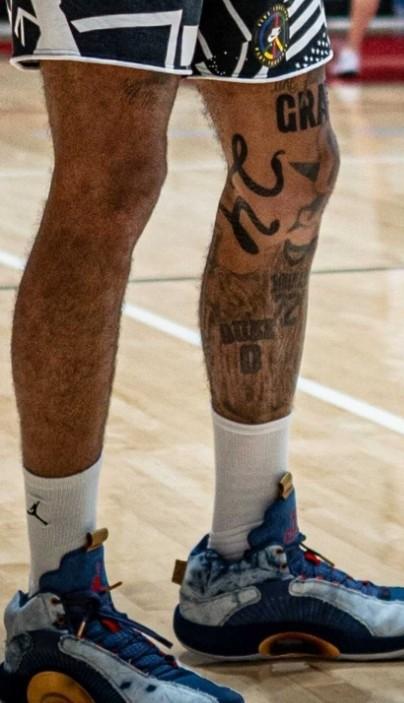 致敬科比!塔图姆左膝新增一处文身:黑曼巴蜷缩成"24"样式