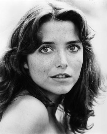  p>凯伦·阿兰 i>(karen allen) /i>,1951年出生于美国伊利诺斯州南部