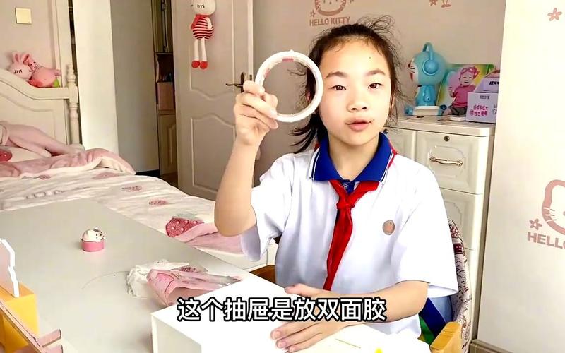小祎诺整理书桌称自己是爱干净的女孩说的妈妈都不相信了