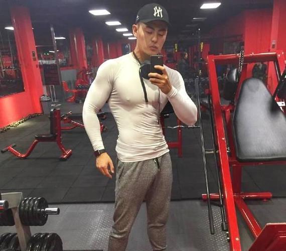 肌肉型男练出性感人鱼线,成功收获性感女友|男模|健身