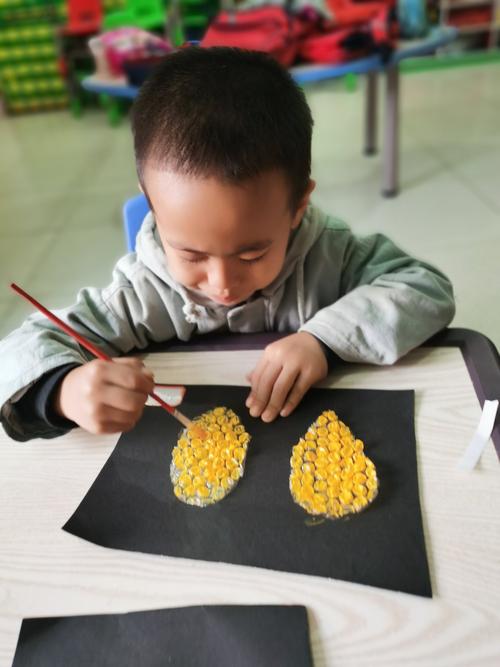 泡膜创意画——《香喷喷的玉米》