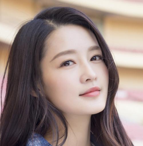 现在人气高了,可以获得一些不错的电视剧资源,和圈内很多一线男明星