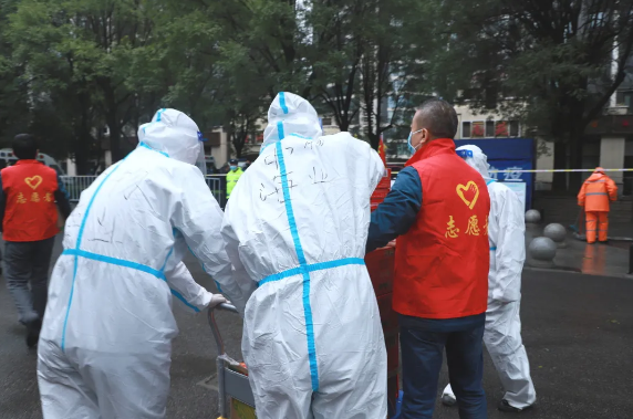 防控就是责任面对新的疫情形势曲江新区防疫一线工作人员冲锋在前社区