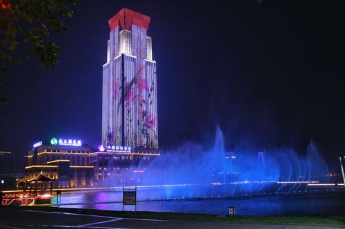 河南.许昌东湖音乐喷泉(背景为中原国际饭店)