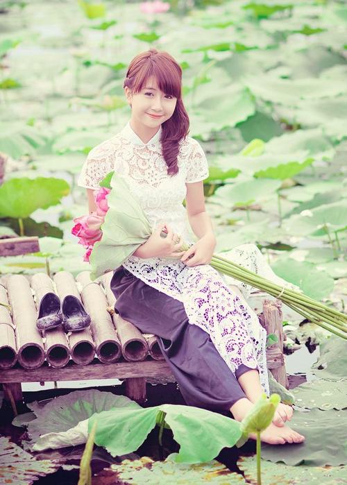 荷花池边的美女 #美女